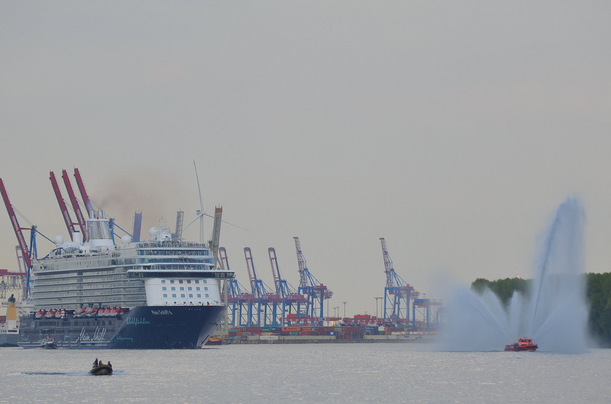 Die Mein Schiff 6 IMO-Nummer:9753208 Flagge:Malta Länge:295.0m Breite:36.0m Baujahr:2017 Bauwerft:Meyer Turku,Turku Finnland auslaufend nach Erstanlauf aus Hamburg vor Teufelsbrück am 14.05.17 