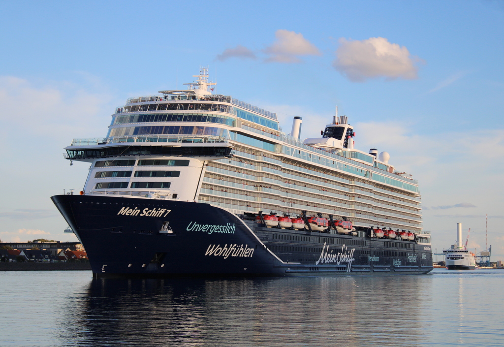 Die Mein Schiff 7 auf ihrer 8 tägigen Ostsee-Tour mit Stockholm beim Auslaufen am Abend des 12.09.2024 in Warnemünde.