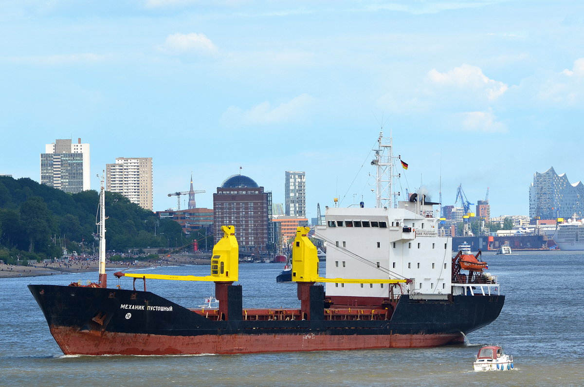 Die MEKHANIK PUSTOSHNYY IMO-Nummer:8904422 Flagge:Russland Länge:85.0m Breite:14.0m Baujahr:1992 Bauwerft:Österreichische Schiffswerften AG,Linz Österreich auslaufend aus Hamburg aufgenommen am 30.05.20 vom Rüschpark Finkenwerder.