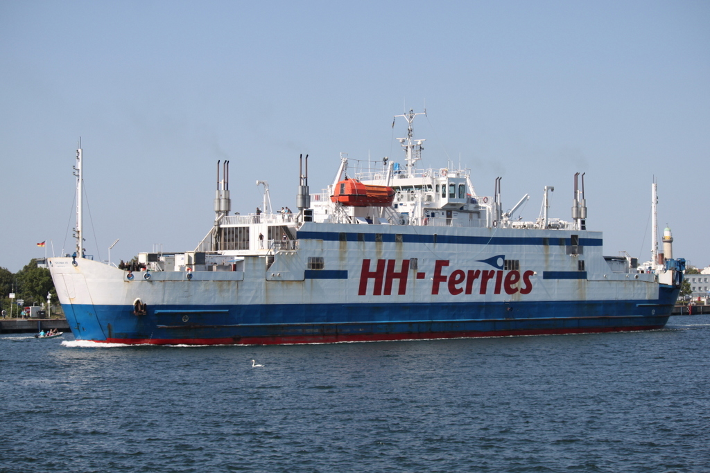 Die MERCANDIA der Firma HH-Ferries auf dem Weg von Gedser nach Rostock-berseehafen beim einlaufen in Warnemnde.22.08.2015
