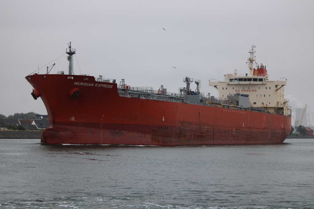 Die MERIDIAN EXPRESS auf ihrem Seeweg vom Rostocker Ölhafen nach Brofjoden beim Auslaufen am 03.07.2021 bei Norddeutschen Schmuddelwetter.