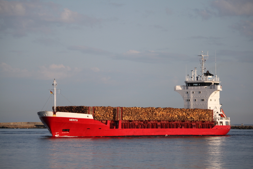 Die Merita auf ihrem Seeweg von Paldiski South zum Rostocker Fracht und Fischereihafen beim Einlaufen in Warnemünde.03.08.2019