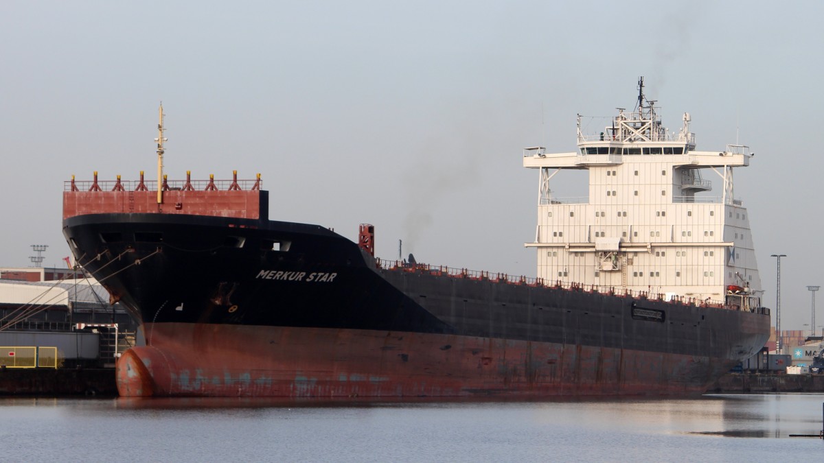 Die Merkur Star am 02.12.2013 im Hafen von Bremerhaven.