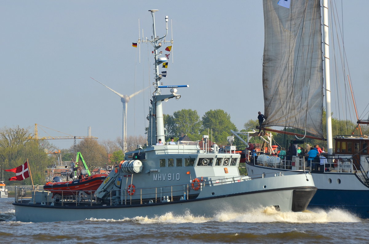 Die MHV 910 Ringen Länge:25.0m Breite:6.0m bei der Auslaufparade des 828 Hamburger Hafengeburtstags am 07.05.17