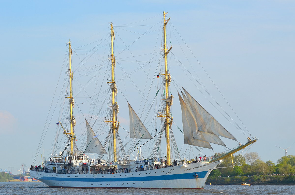 Die Mir IMO-Nummer:8501701 Flagge:Russland Länge:109.0m Breite:14.0m Baujahr:1987 Bauwerft:Stocznia Gdansk Shipbuilding,Danzig Polen aufgenommen bei der Auslaufparade zum 828 Hamburger Hafengeburtstag am 07.05.17