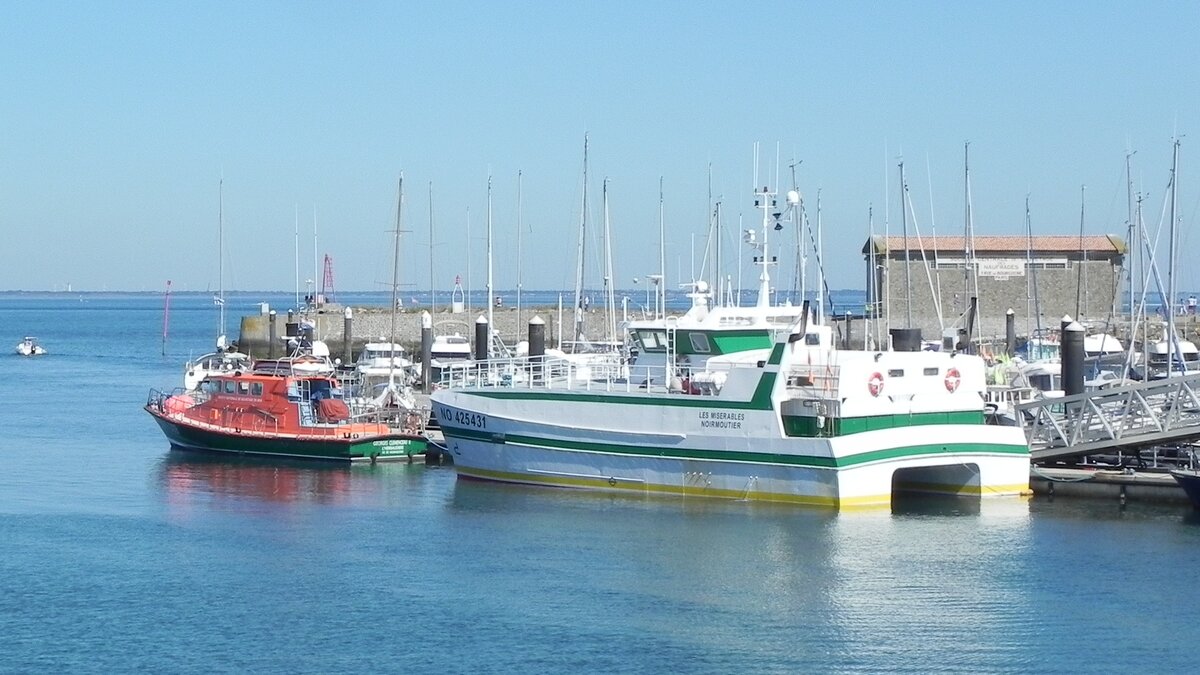 Die MISERABLES, IMO 9058414, ein Aluminium-Katamaran, der 1991 in Les Sables-d'Olonne gebaut wurde, am 15.09.2019 in der Marina de Herbaudière auf der französischen Atlantikinsel Noirmoutier.
