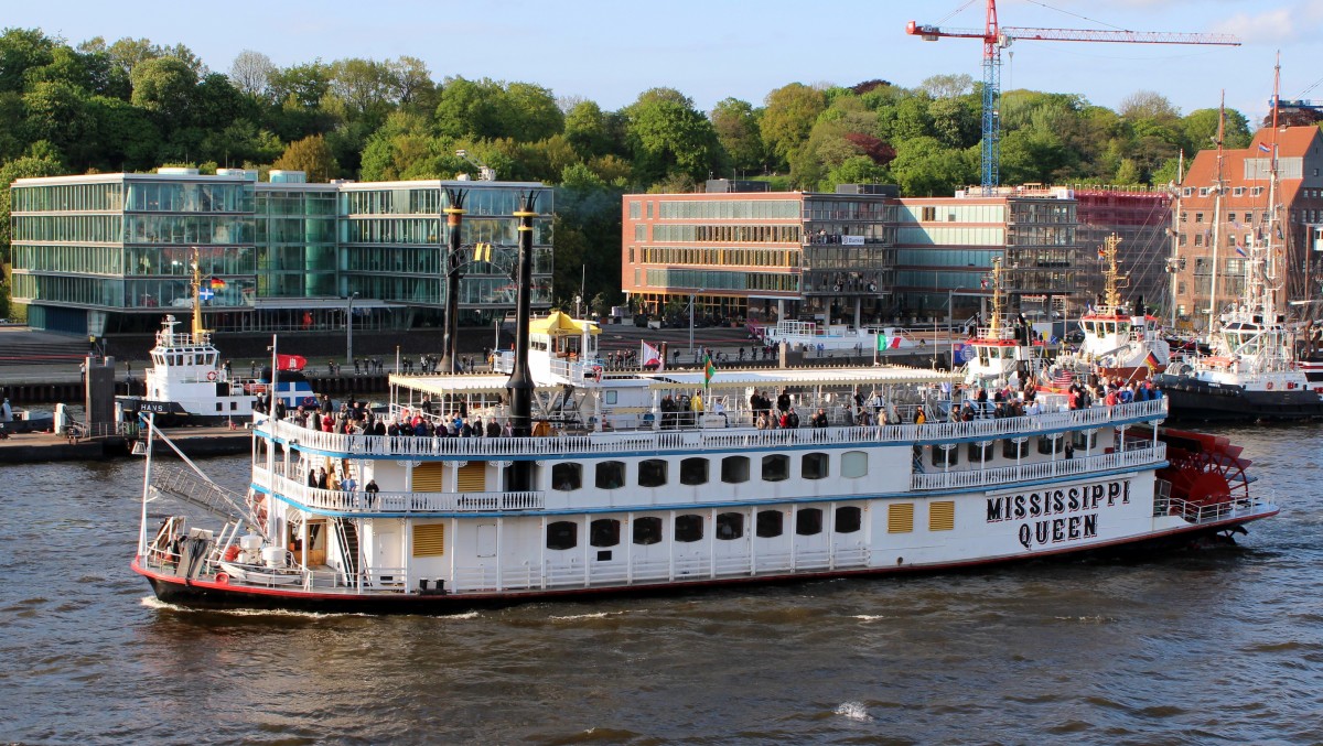 Die Mississippi Queen am 12.05.2013 auf der Elbe vor Hamburg.