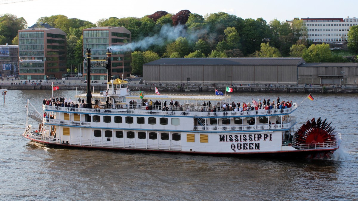 Die Mississippi Queen am 12.05.2013 auf der Elbe vor Hamburg.