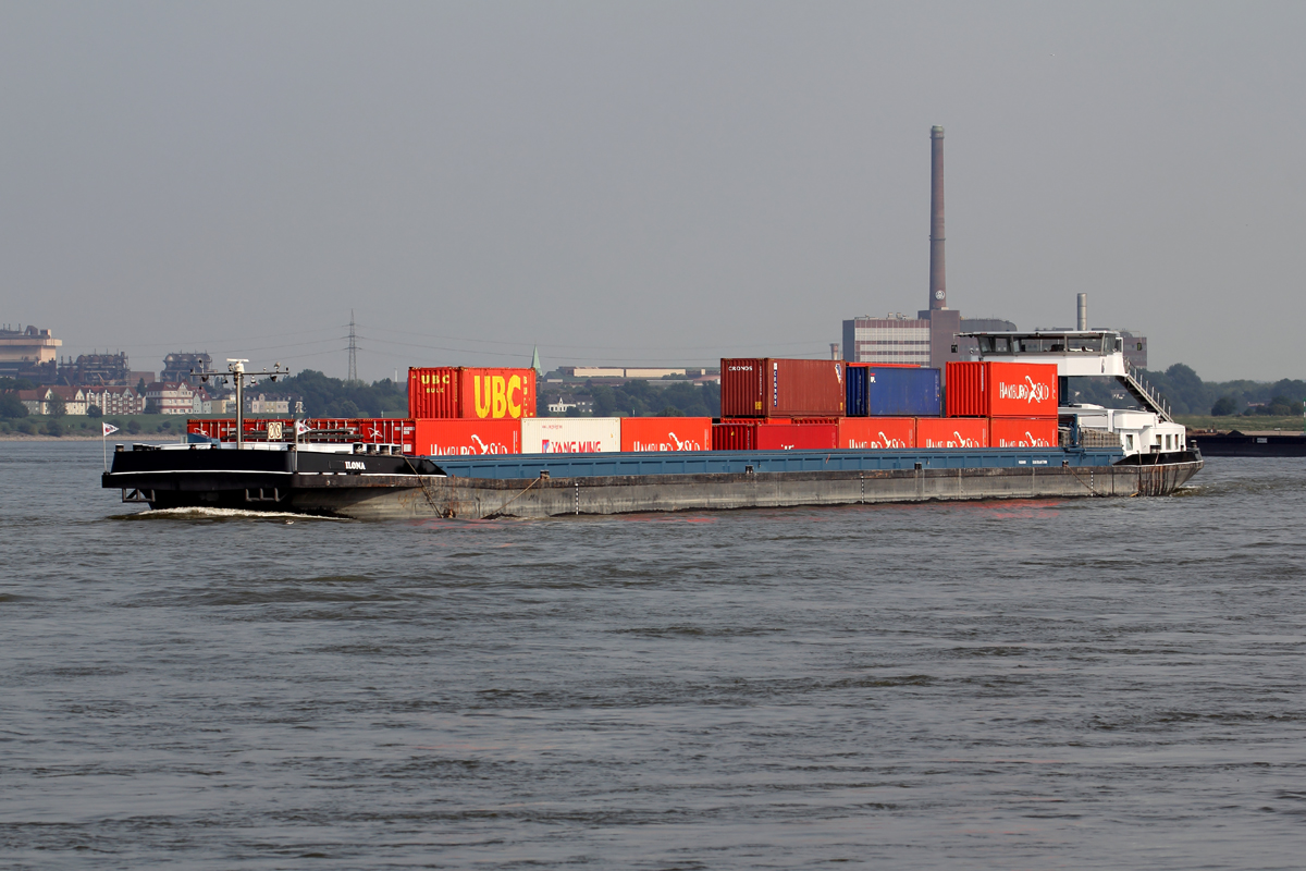 die mit Containern beladene  ILONA  Rhein abwärts bei Duisburg 13.8.2015