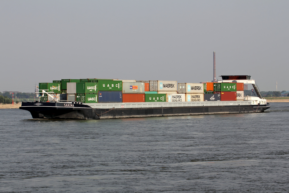 die mit Containern beladene  SARINA  Rhein abwärts bei Duisburg 13.8.2015
