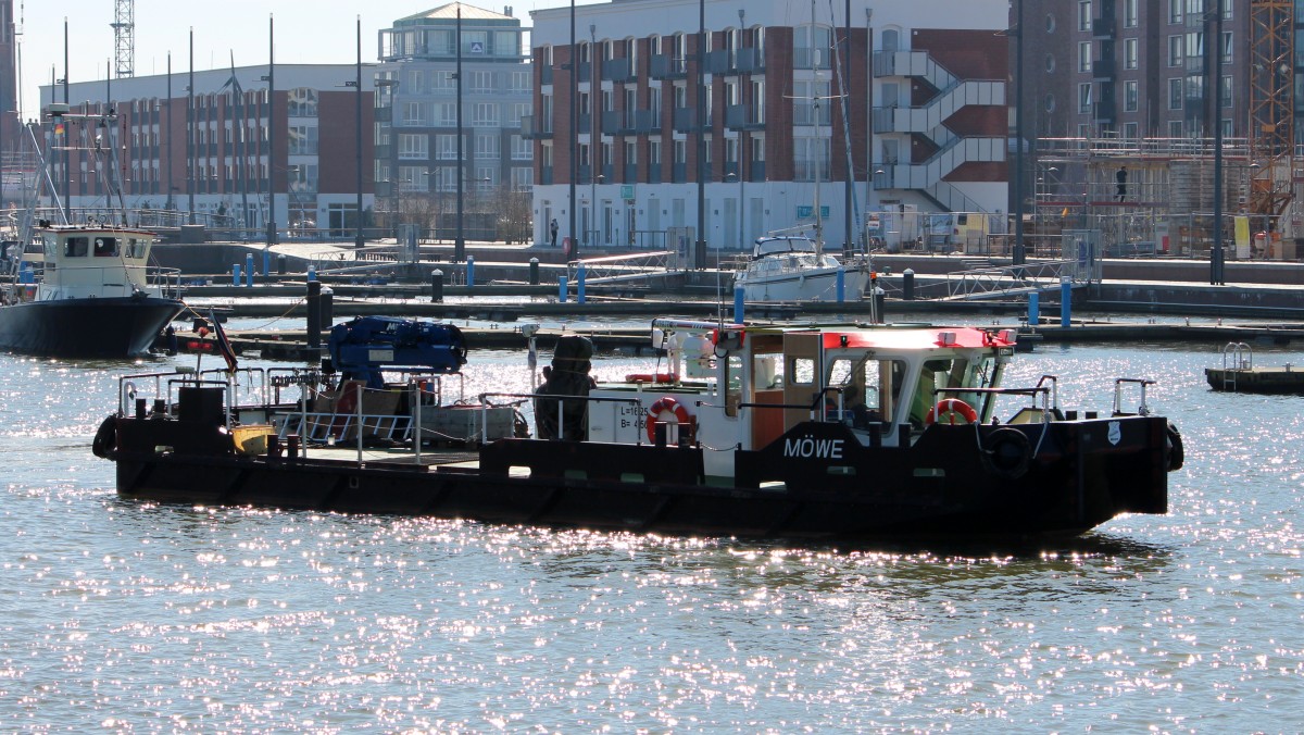 Die Möwe am 20.03.2014 im Hafen von Bremerhaven. Sie ist 16,25m lang und 4,5m breit.