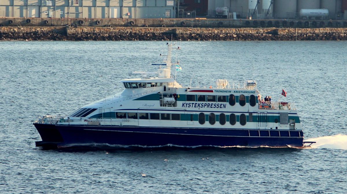 Die Morejarl am 24.07.2014 im Hafen von Trondheim. Sie ist 37,6m lang und 10,4m breit.