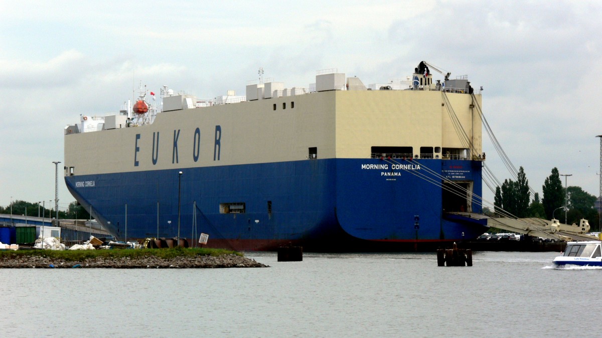 Die Morning Cornelia am 30.08.2012 im Hafen von Bremerhaven.