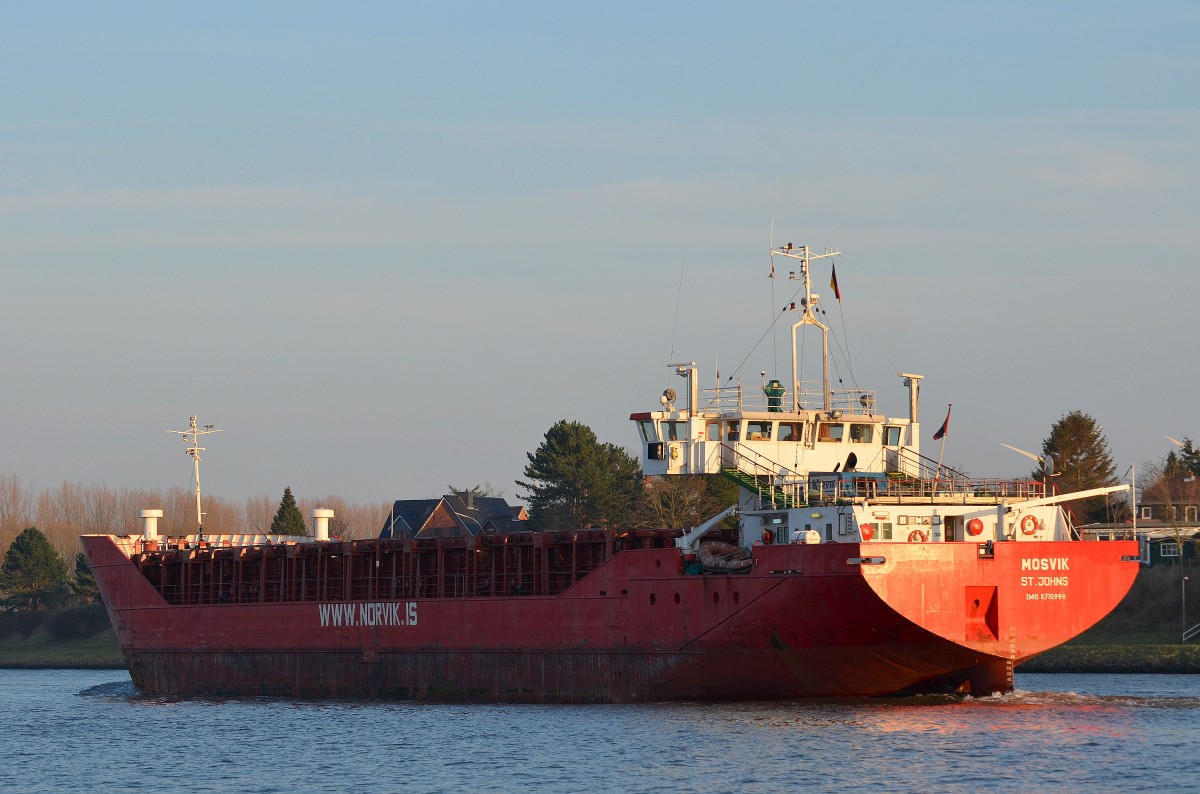 Die Mosvik IMO-Nummer:8710998 Flagge:Antigua und Barbuda Länge:82.0m Breite:12.0m Baujahr:1987 Bauwerft:Peters Schiffswerft,Wewelsfleth Deutschland bei Sehestedt im Nord-Ostsee-Kanal am 08.03.15