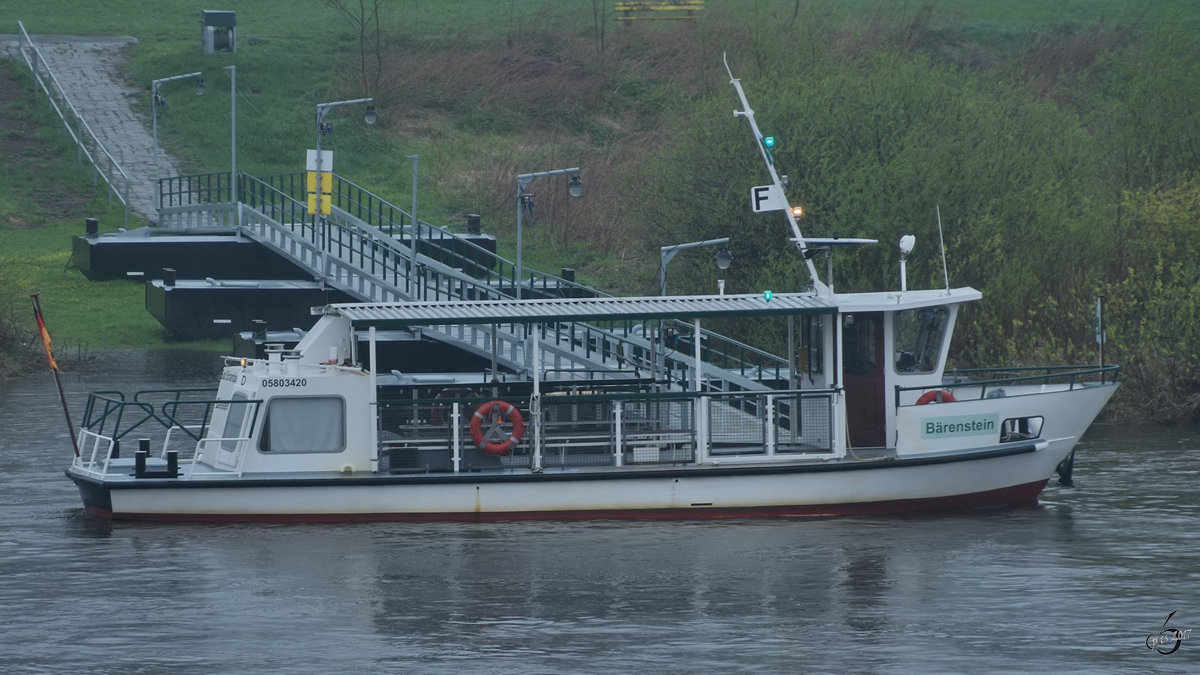 Die Motorfähre 05803820  Bärenstein  auf der Elbe im April 2017 in Pirna.