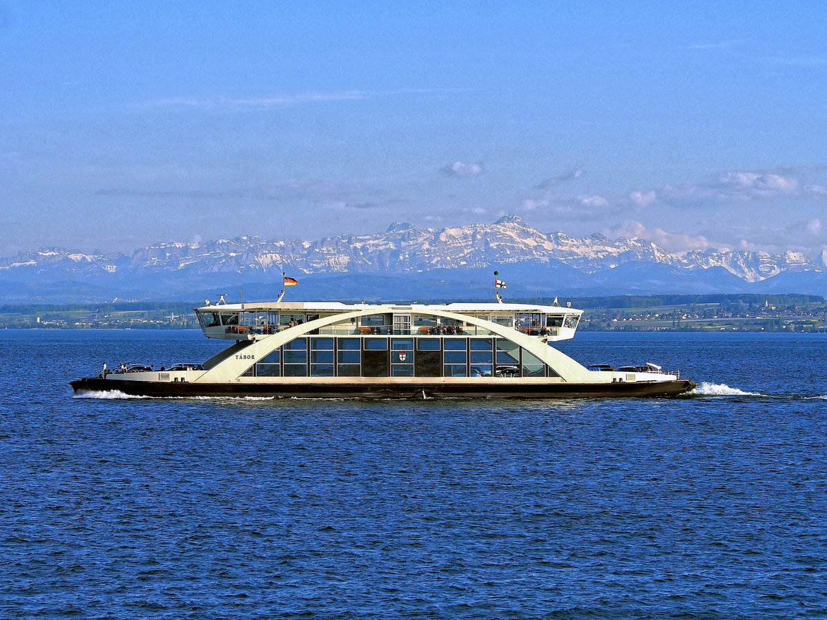 Die Motorfähre  Tábor  hält bei schönstem Frühlingswetter vor dem Hintergrund der schneebedeckten Schweizer Alpen mit dem Säntis Kurs auf Meersburg. Die 2004 in Dienst gestellte 72 m lange Doppelendfähre verkehrt zwischen Konstanz und Meersburg. Sie kann 700 Fahrgäste und 60 PKWs transportieren. (8. Mai 2016)