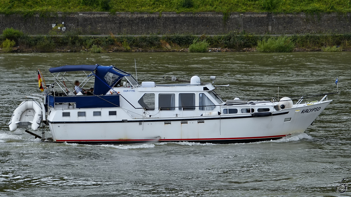 Die Motorjacht KALYPSO fuhr Anfang August 2021 langsam rheinabwärts. (Remagen)