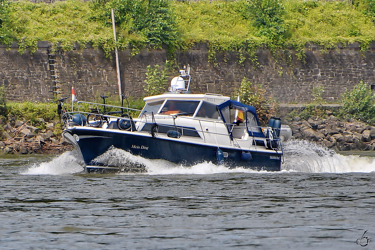 Die Motorjacht MEIN DING  kämpft sich  den Rhein hinauf. (Remagen, August 2021)