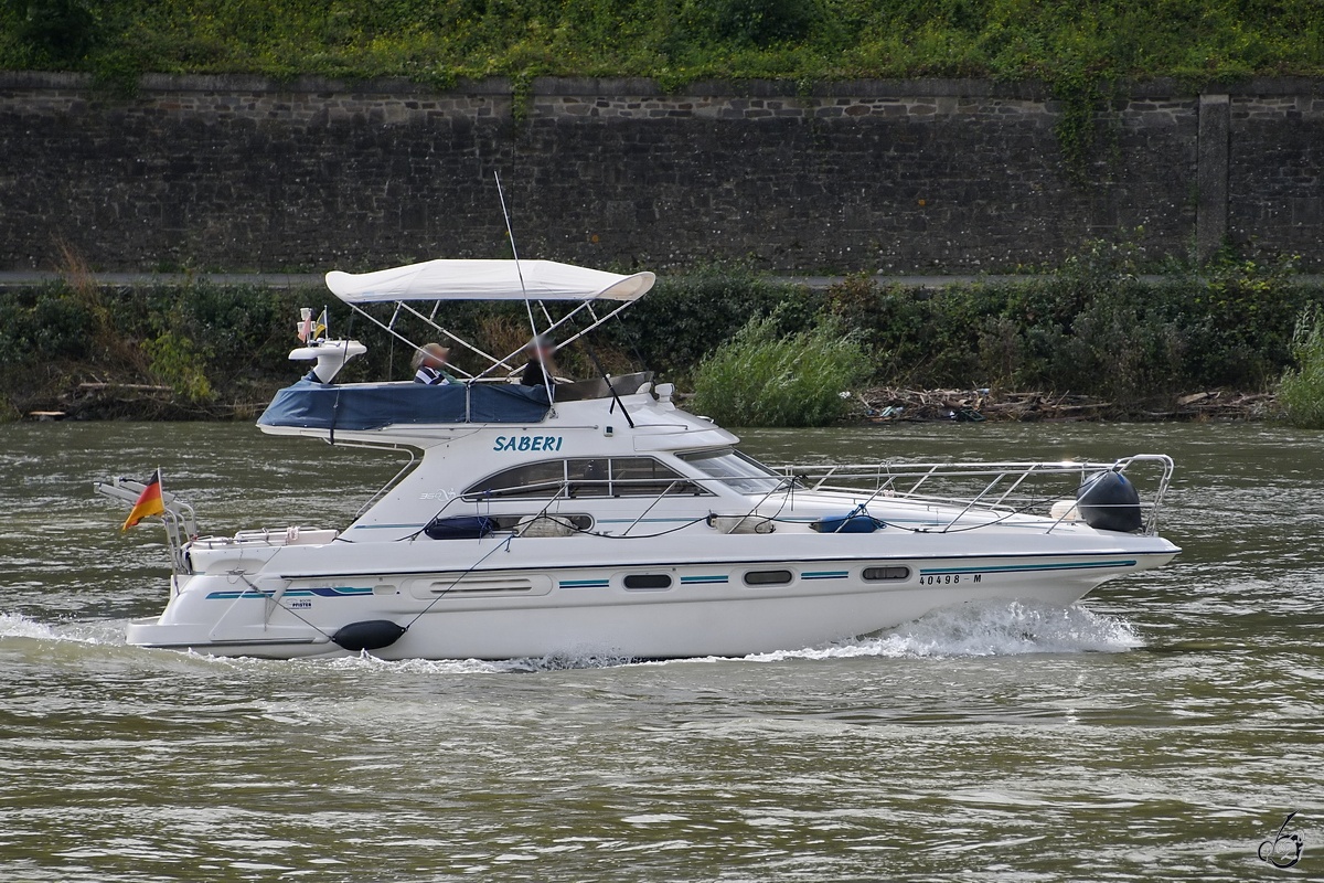 Die Motorjacht SABERI fährt rheinabwärts, so gesehen Anfang August 2021 in Remagen.