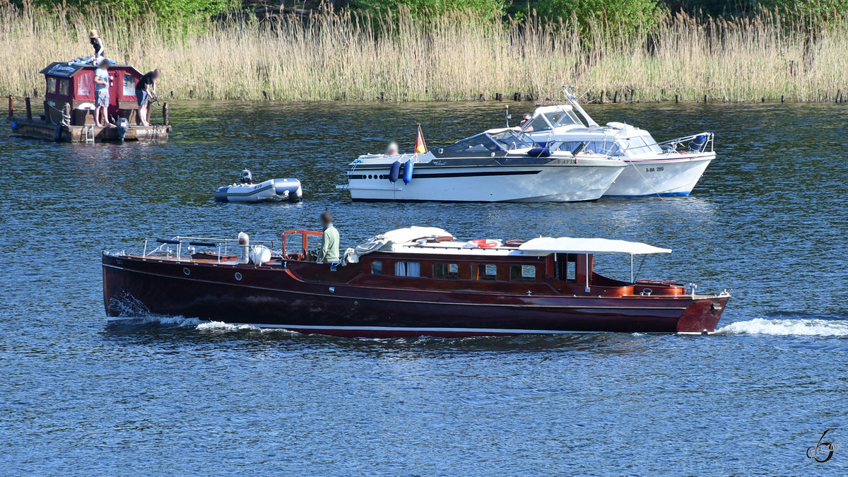 Die Motoryacht EDL Ende April 2018 auf der Havel am Stadtrand von Berlin.