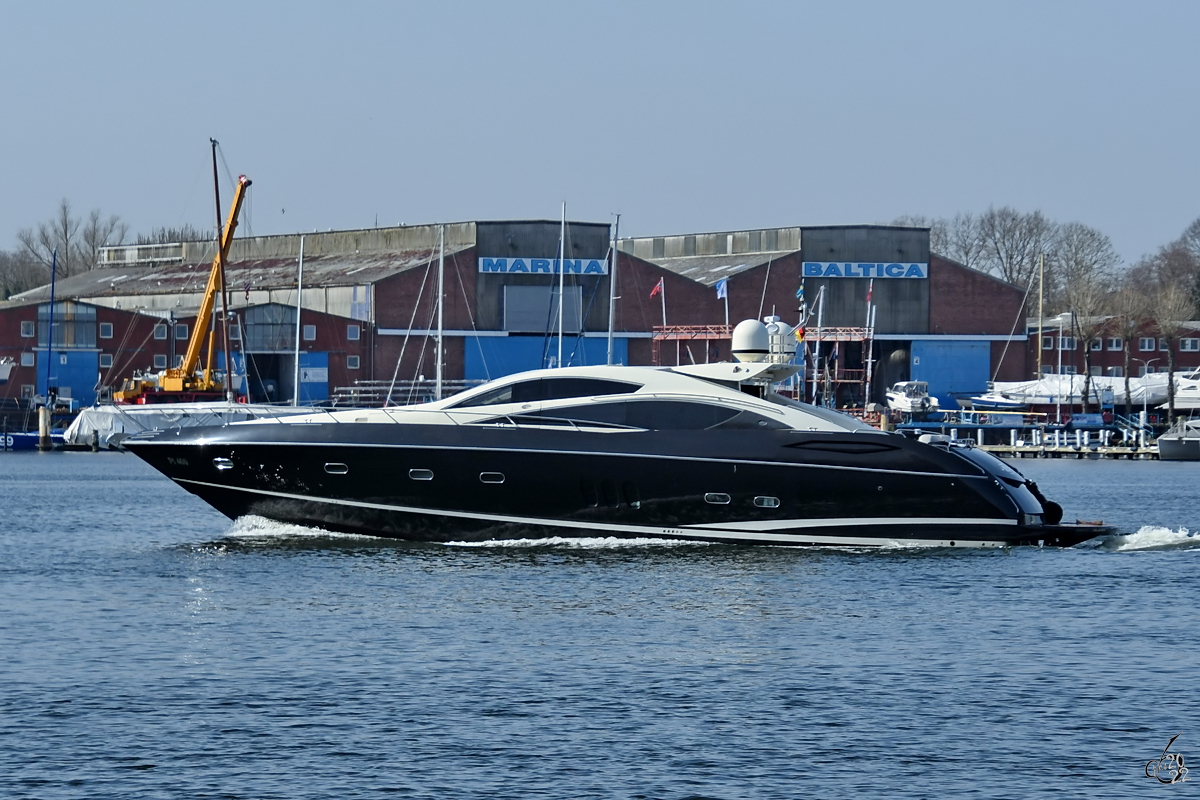 Die Motoryacht PI 400 ist hier auf der Trave zu sehen. (Travemünde, März 2022)