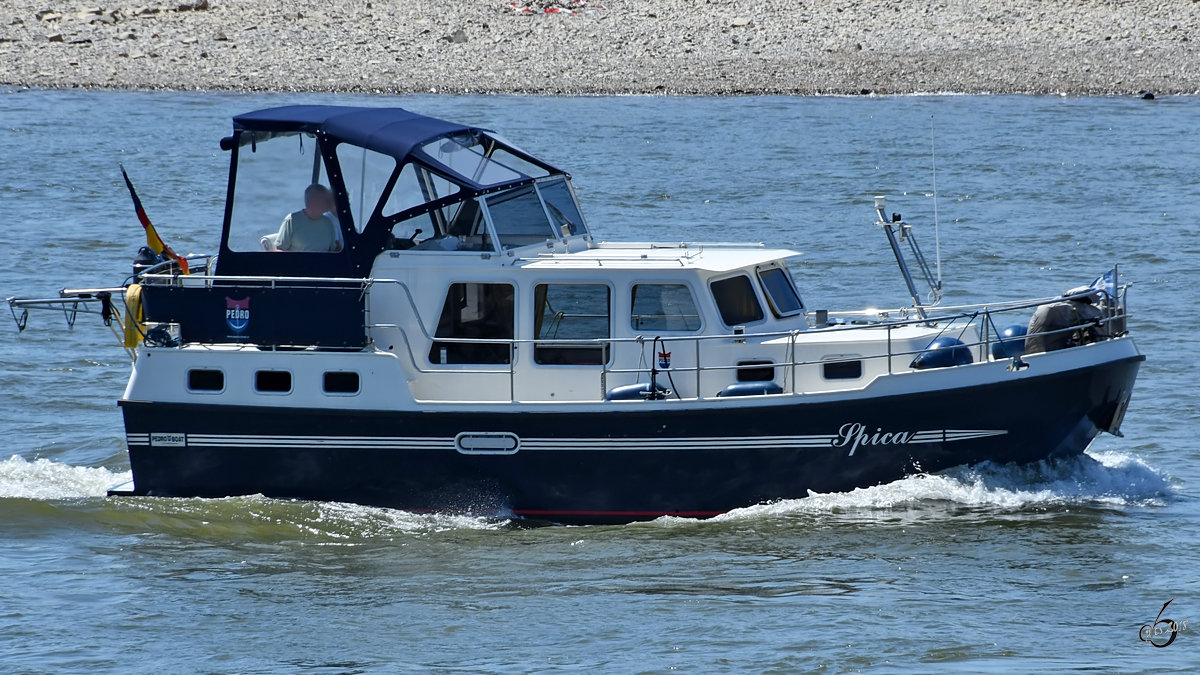 Die Motoryacht  Spica  Ende Juni 2018 auf den Rhein in Düsseldorf.