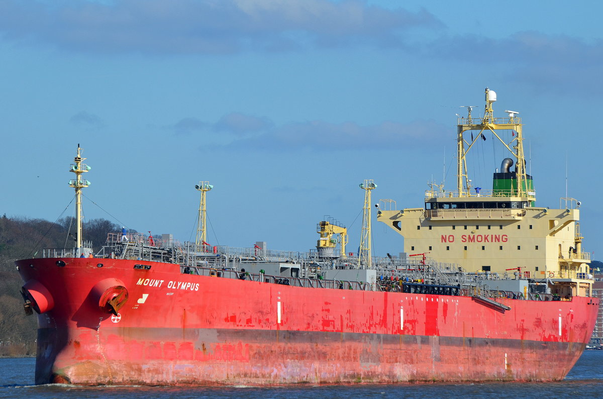 Die Mount Olympus IMO-Nummer:9260081 Flagge:Marshallinseln Länge:182.0m Breite:28.0m Baujahr:2003 Bauwerft:Saiki Heavy Industries,Saiki Japan aufgenommen beim auslaufen aus dem Hamburger Hafen am 11.03.17