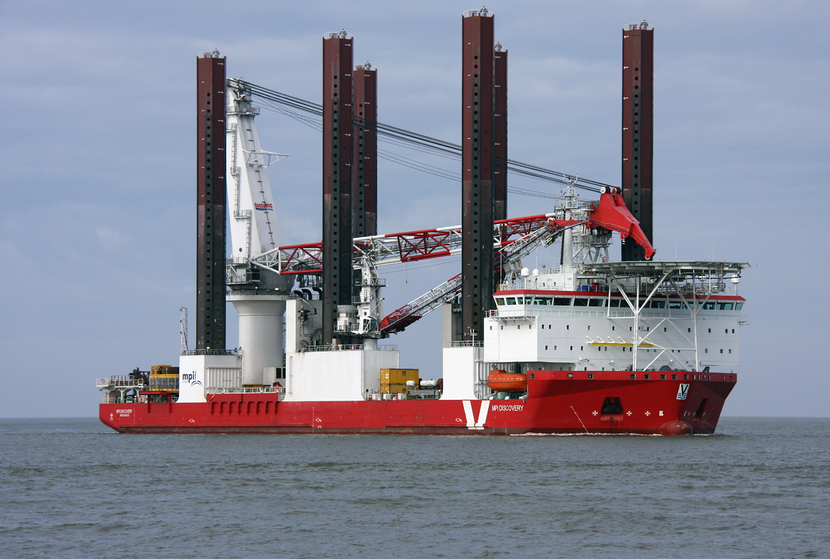 Die  MPI Discovery  ist ein Cargo-Spezialschiff zur Errichtung von Windkraftanlagen. Sie ist unter der Flagge der Niederlande registriert. Sie wurde 2011 gebaut und hat eine Gesamtlänge von 138 Metern und einen variablen Tiefgang von 4,50-6,80 Metern. Ihr Eigengewicht beträgt 20739 Tonnen.

Foto: Cuxhaven März 2014