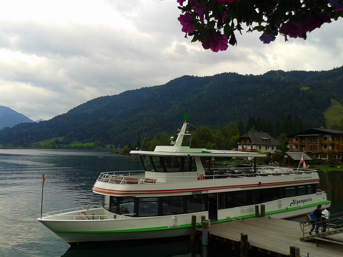 Die MS Alpenperle als Kurs A nach Dolomitenblick am 13.9.2015 an der Anlegestelle Techendorf.