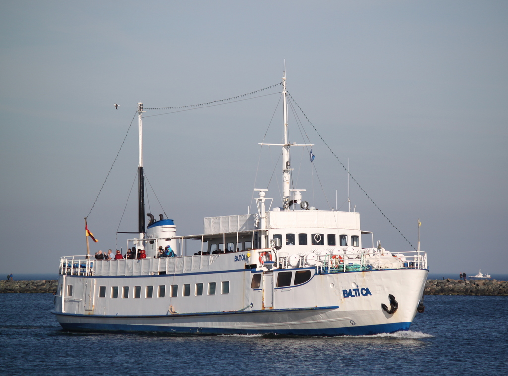Die MS Baltica der Reederei BSTW Baltic Schiffahrt und Touristik mit Heimathafen Lübeck beim einer Hafenrundfahrt in Warnemünde.16.02.2019