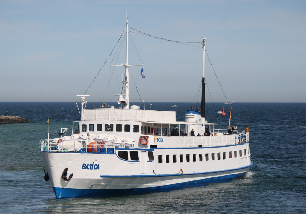 Die MS Baltica der Reederei BSTW Baltic Schiffahrt und Touristik mit Heimathafen Lübeck auf ihrem Seeweg von Warnemünde nach Kühlungsborn beim Ausflaufen in Warnemünde.20.04.2019