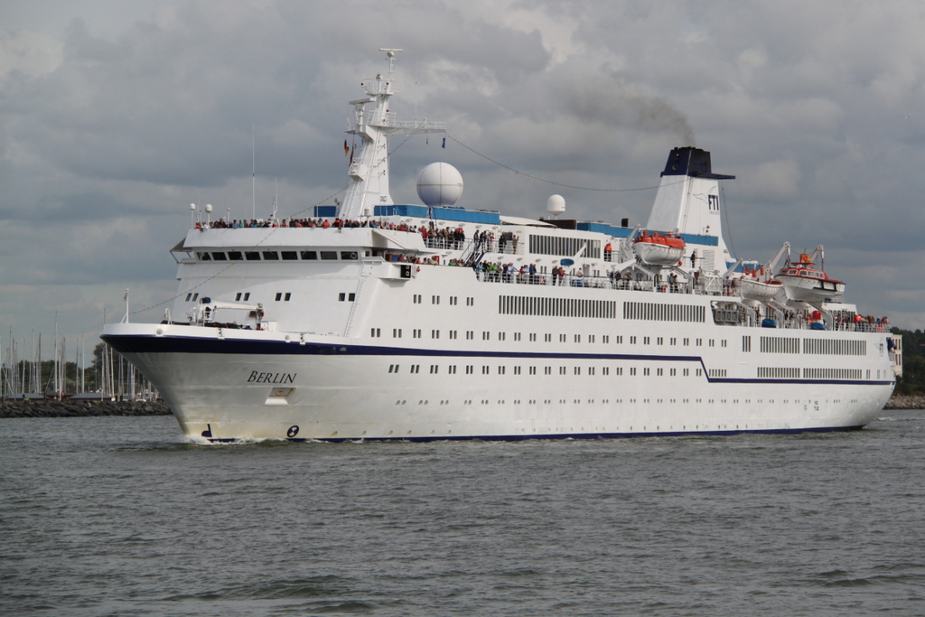 Die MS Berlin der Firma FTI Cruises beim Auslaufen in Warnemnde am 09.07.2016