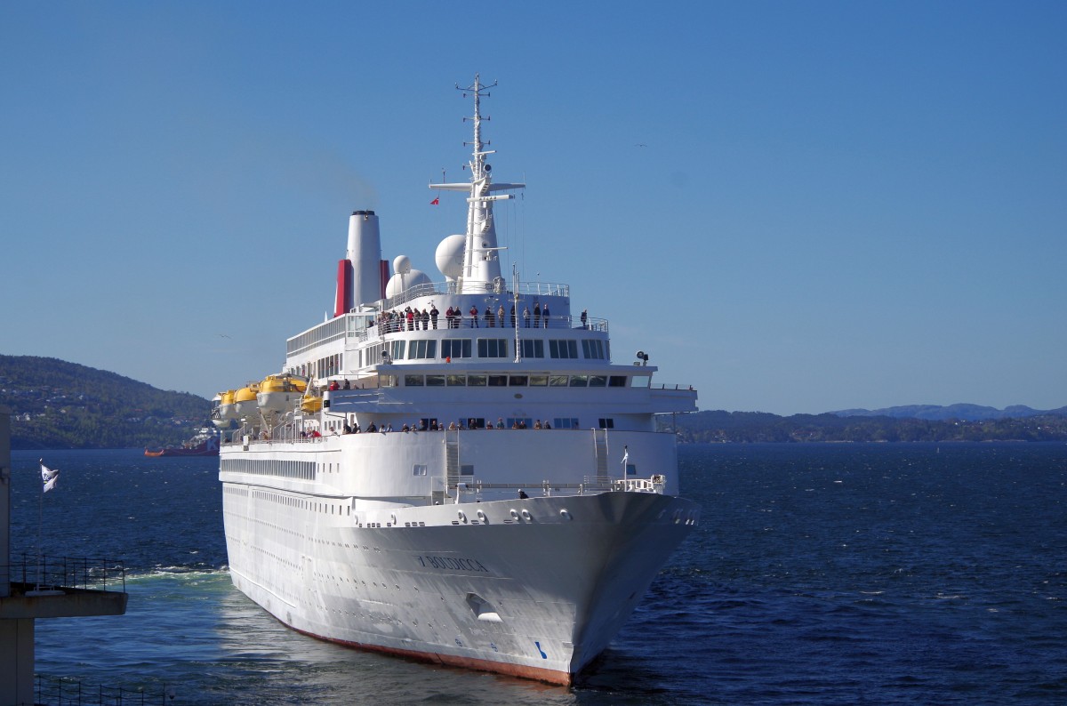 Die MS Boudicca legt am 14.05.15 in Bergen (NOR) ab.
