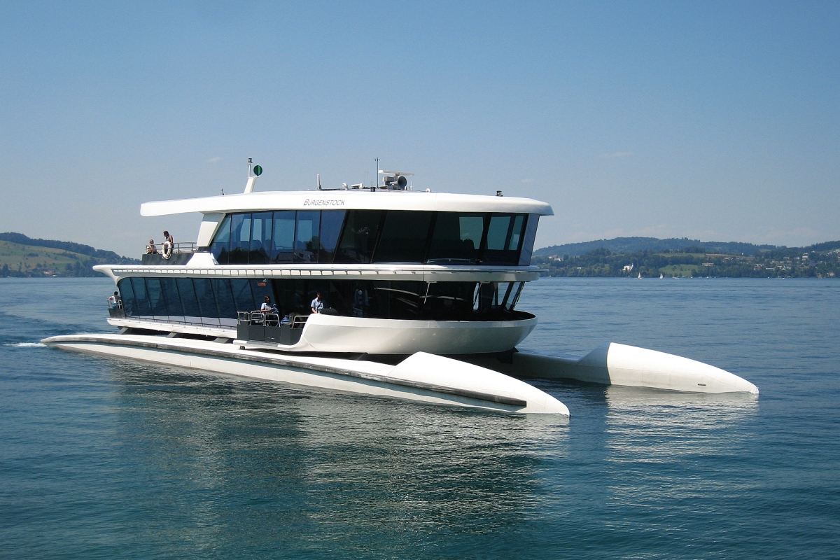 Die MS Bürgenstock ist das neueste Schiff der der Schifffahrtsgesellschaft des Vierwaldstättersees. Der Katamaran wurde im Frühjahr 2018 in Dienst gestellt und wird für einen stündlichen Shuttle-Dienst zwischen Luzern und Kehrsiten-Bürgenstock eingesetzt. Das Bild wurde am 19.07.2018 an der Schiffsanlegestelle Kehrsiten-Bürgenstock aufgenommen. Dort kann man direkt in die Bürgenstock-Bergbanhn umsteigen. Das Design des Schiffes ist ungewöhnlich, in meinen Augen aber sehr interessant und schön.  