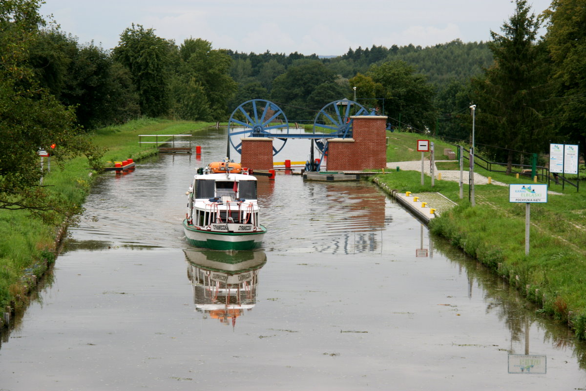 Die M/S  Cyraneczka  auf dem Oberländischen Kanal. Im Hintergrund erkennt man die Seilscheiben vom Rollberg Katy; 10.9.2017