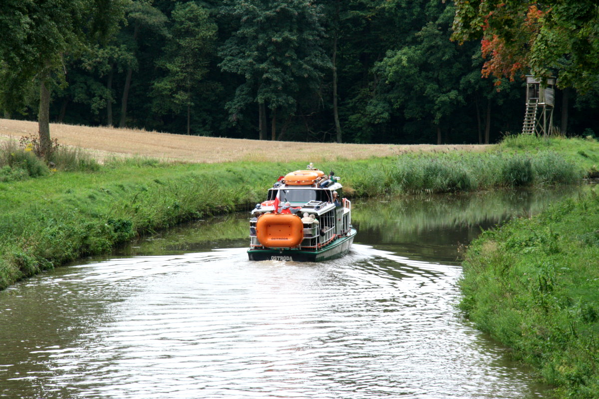 Die M/S  Cyraneczka  fährt auf dem Oberländischen Kanal in Richtung Buczyniec; 10.9.2017