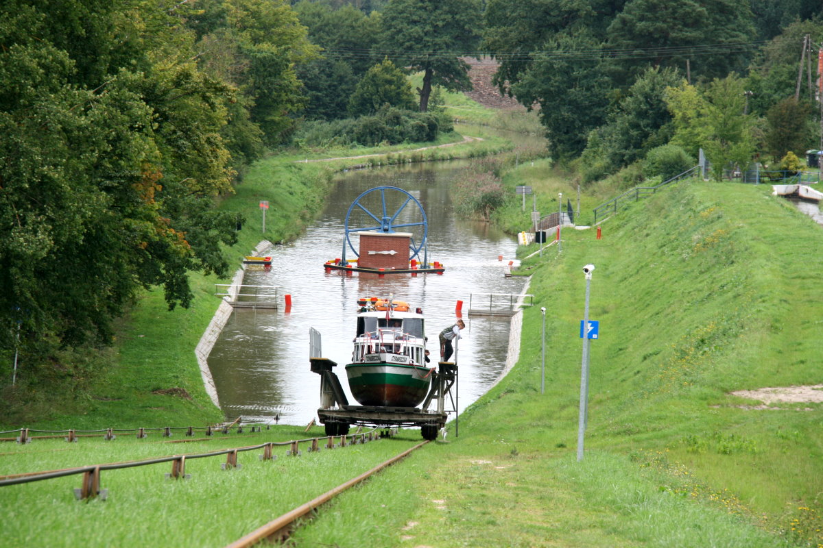 Die M/S  Cyraneczka  wird auf dem Rollberg von Katy bergwärts gezogen. Bei einer Fahrt über diesen Rollberg überwinden die Kanalschiffe auf einer Länge von 404 m einen Höhenunterschied von 18,9 m. Katy, 10.09.2017