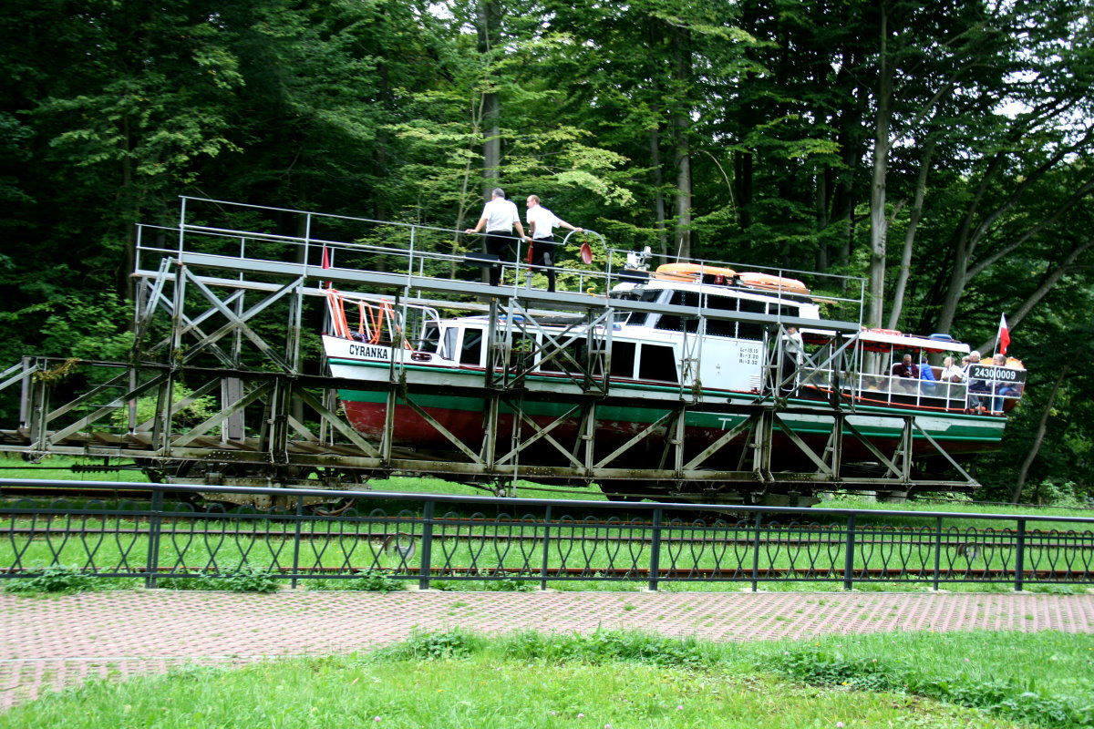 Die M/S  Cyraneczka  wird über den Rollberg von Buczyniec bergwärts transpotiert; 10.09.2017