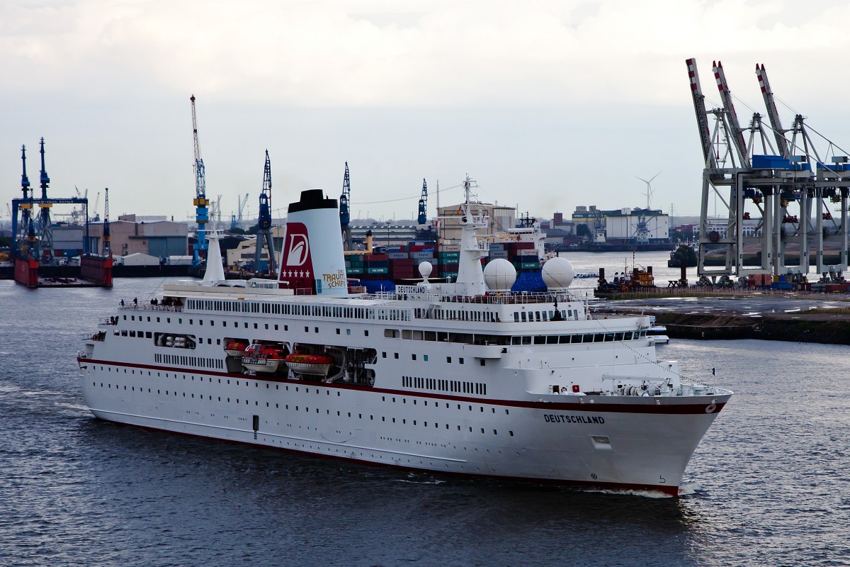 Die MS Deutschland verlässt den Hamburger Hafen.
Aufgenommen: 23.08.14