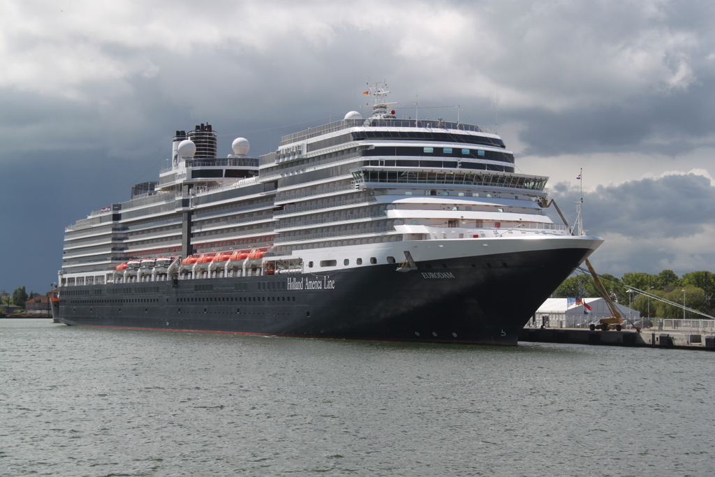 Die MS Eurodam lag am 30.05.2015 im Hafen von Warnemnde.im Hintergrund war ein schweres Unwetter zu gange.