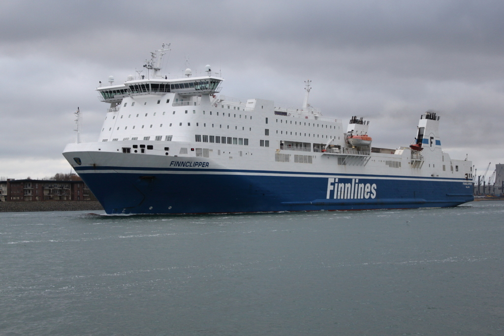 Die MS Finnclipper auf dem Weg von Rostock-Überseehafen nach Trelleborg beim Auslaufen in Warnemünde.15.01.2017