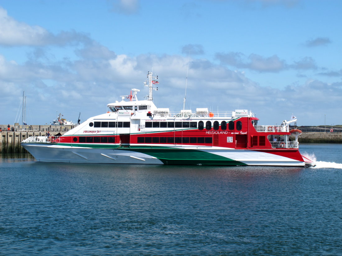 Die M/S  Halunder Jet  fährt in den Südhafen von Helgoland ein; 08.06.2015