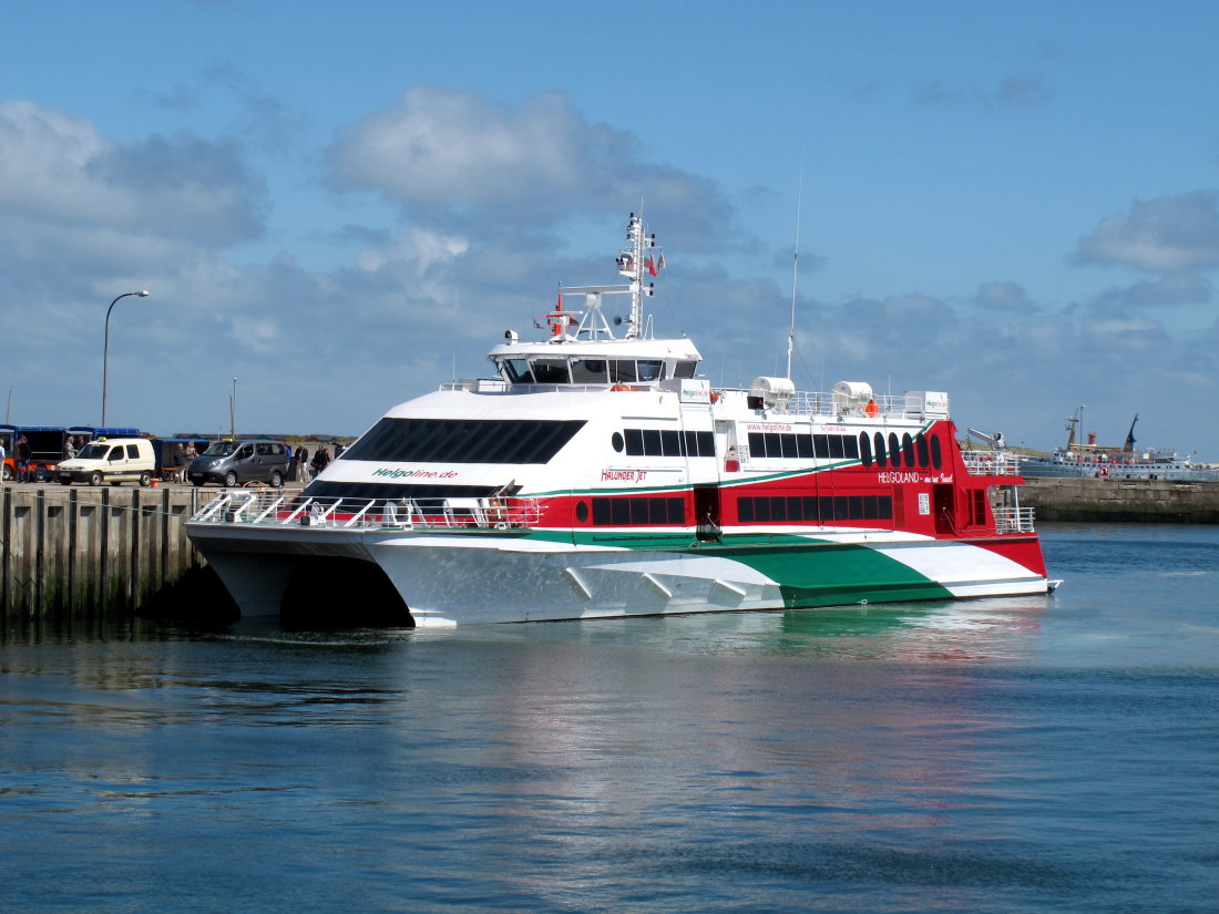 Die M/S  Halunder Jet  im Südhafen von Helgoland; 08.06.2015