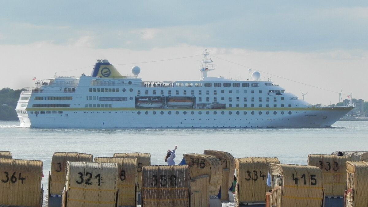 Die  MS HAMBURG  ist ein Kreuzfahrtschiff, das von der MTW Schiffswerft in Wismar für die Conti Reederei gebaut wurde und seit 2012 für Plantours Kreuzfahrten im Einsatz ist. Am 28.05.23 in der Kieler Förde vor Laboe.