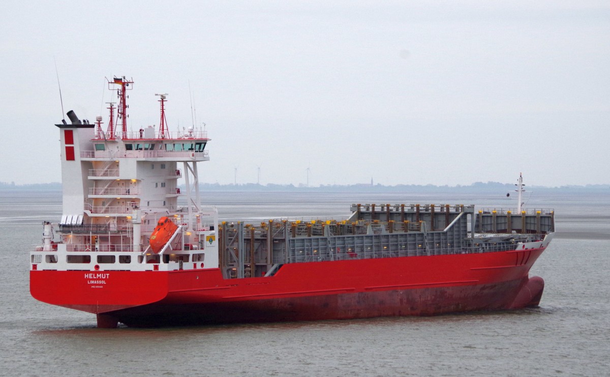 Die MS Helmut, ein Containerschiff, am 16.05.15 vor Bremerhaven