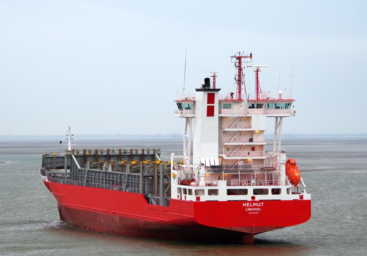 Die MS Helmut, ein Containerschiff,  am 16.05.15 vor Bremerhaven