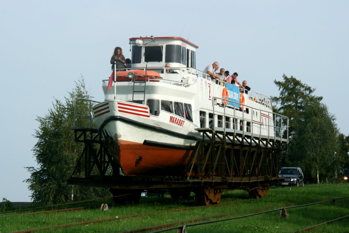 Die M/S  Marabut  bei der Talfahrt auf dem Trogwagen vom Rollberg Jelenie; 09.09.2017