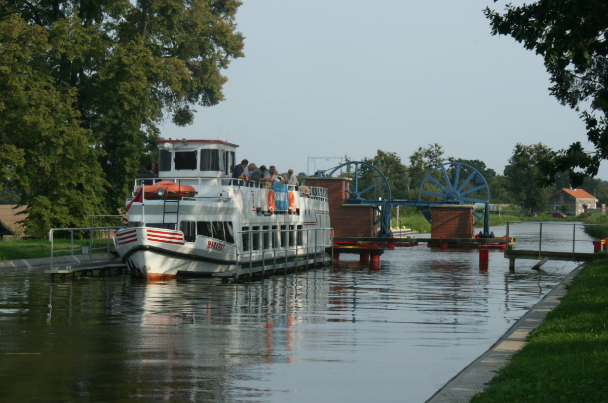 Die M/S  Marabut  nähert sich im oberen Kanalteil den Rollberg Jelenie. Dieses Kanalteil, zwischen den Rollbergen Jelenie und Olsenica ist 2,9 km lang; 09.09.2017