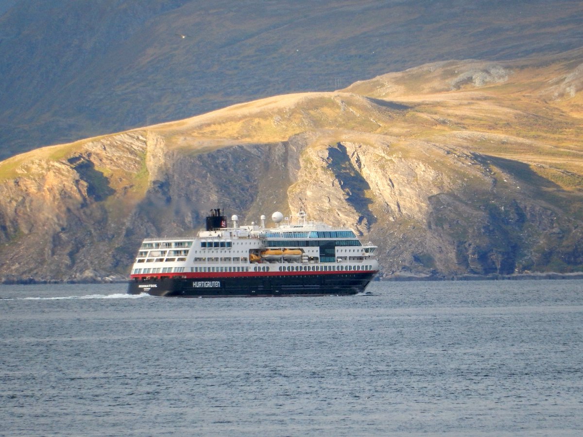 Die MS Midnatsol der Hurtigruten am 03.09.16 vor Honnigsvag Südgehend.