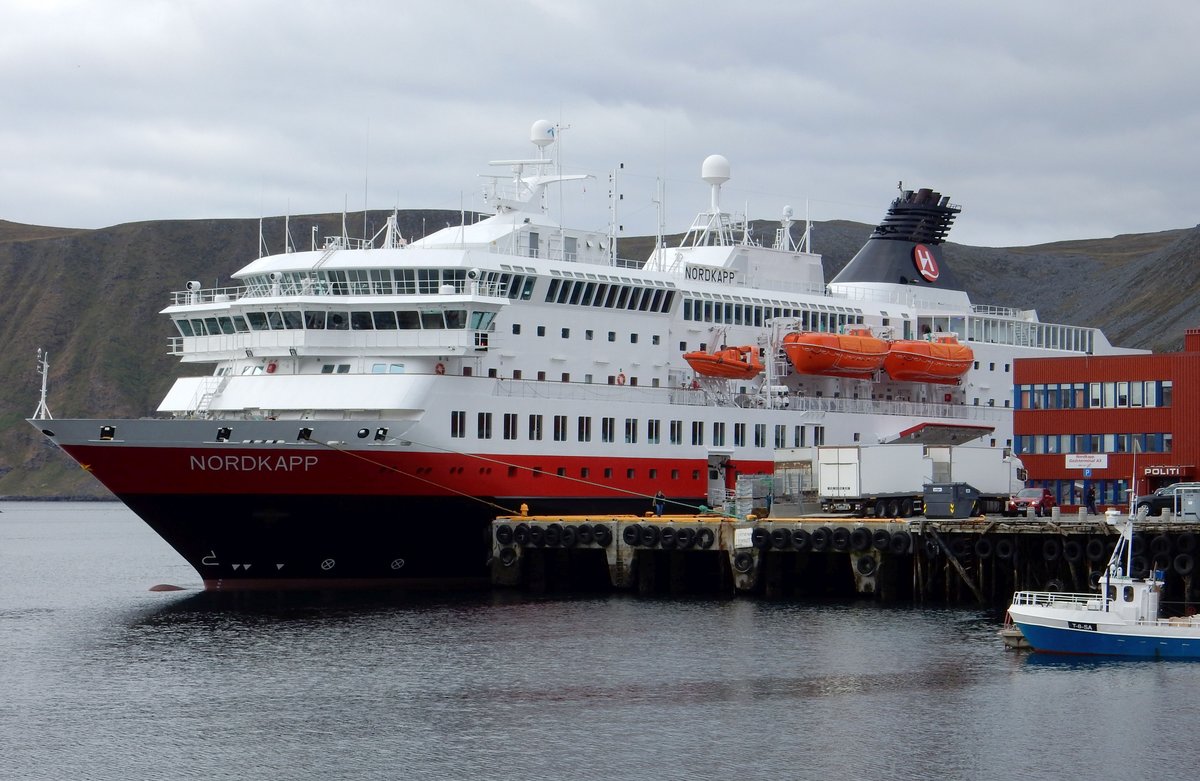 Die MS Nordkapp der HURTIGRUTEN am 03.09.16 in Honnigsvag (NOR)